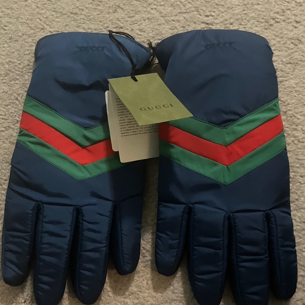 Gucci NWT women’s cashmere lined size 8.5 Navy Gloves with Red and Green Stripes